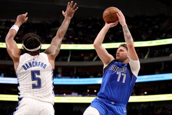  班凯罗准三双魔术客场爆冷击败雄鹿